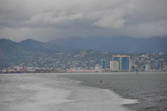 Port of Spain, em Trinidad, fica para trás na nossa viagem para Tobago